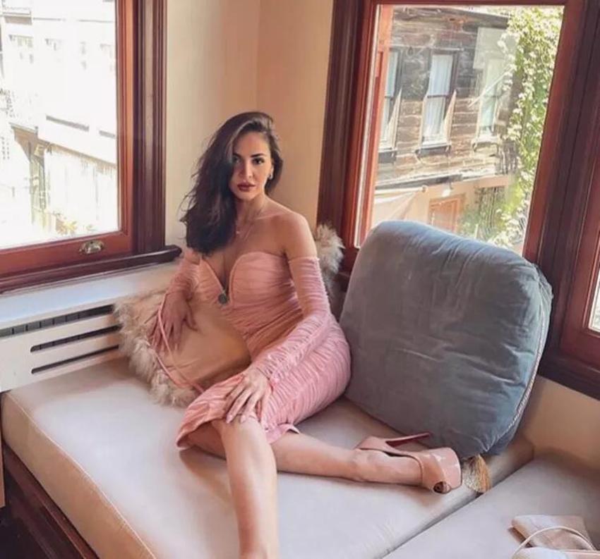 Berna Keklikler'in bikinili pozu sosyal medyayı ikiye böldü!