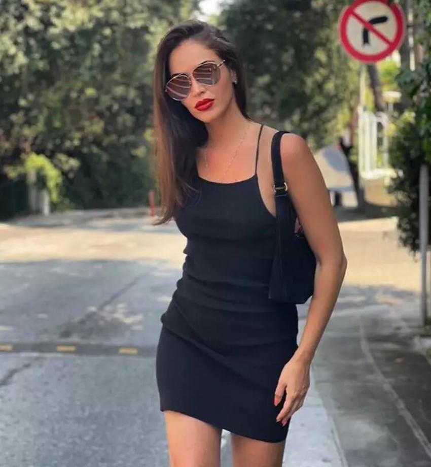 Berna Keklikler'in bikinili pozu sosyal medyayı ikiye böldü!