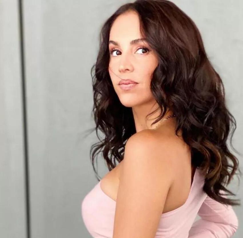 Berna Keklikler'in bikinili pozu sosyal medyayı ikiye böldü!