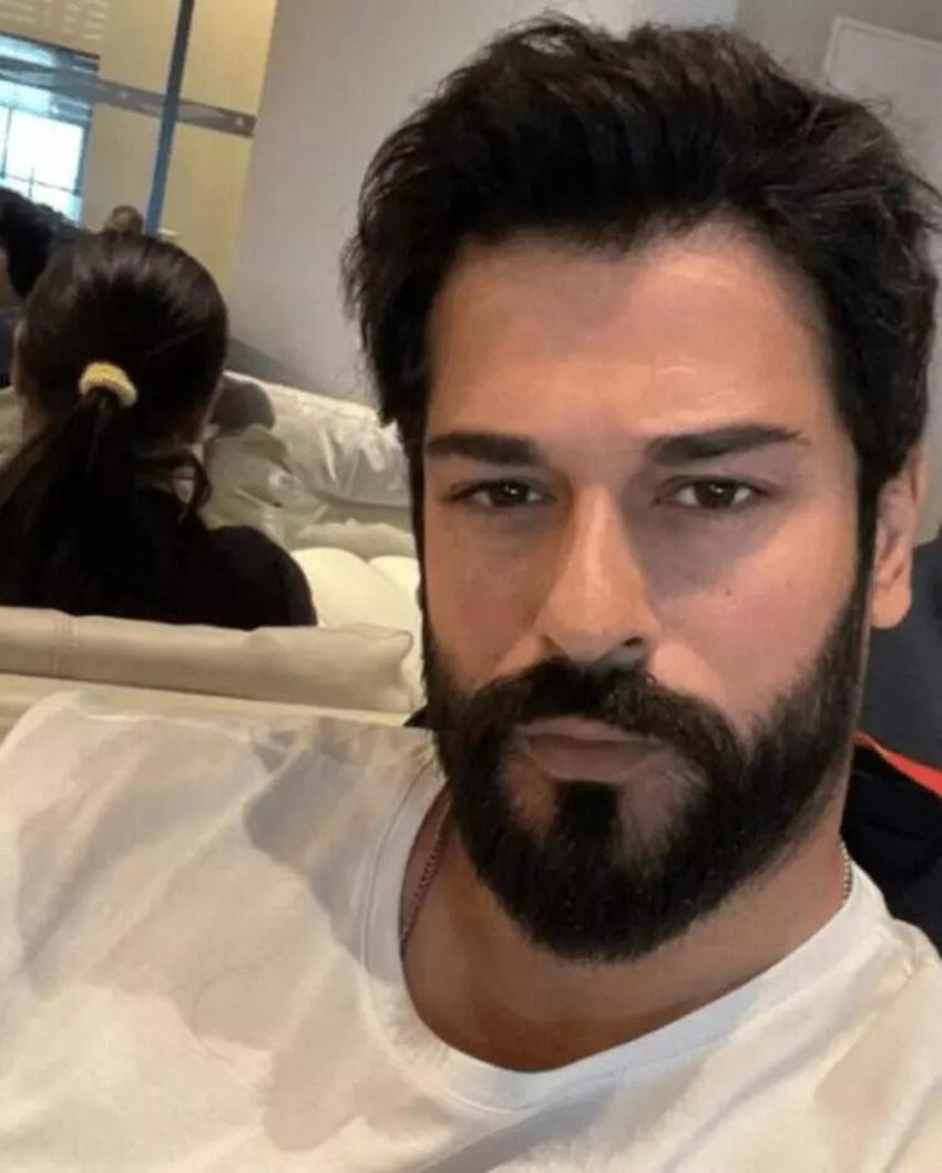 Burak Özçivit'in bir de kardeşini görün!