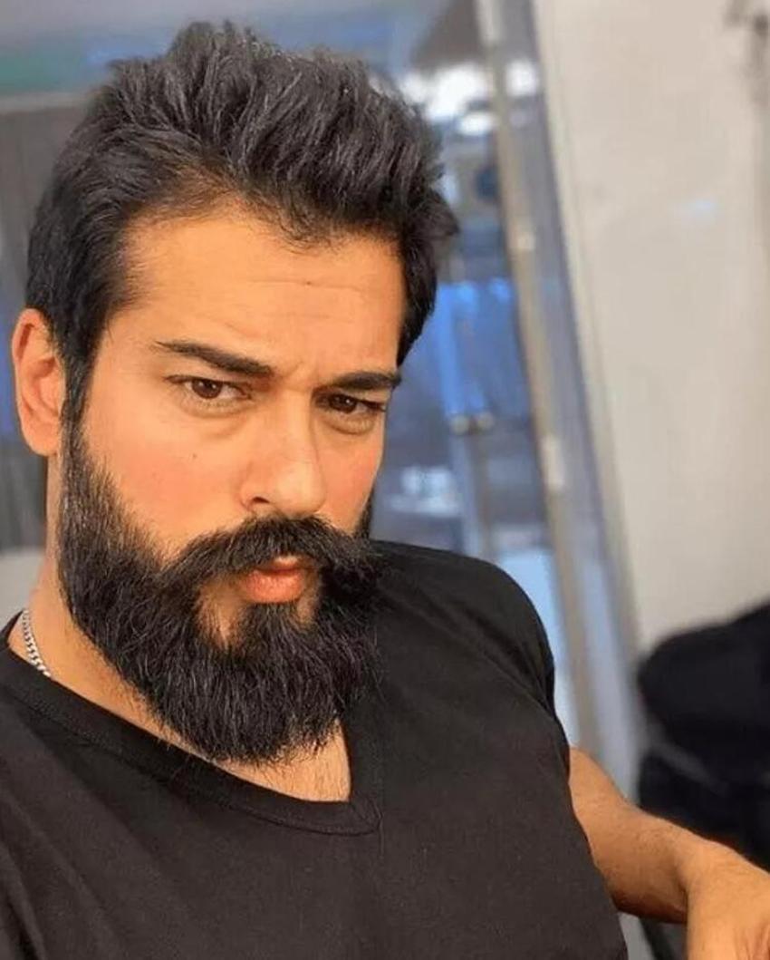 Burak Özçivit'in bir de kardeşini görün!