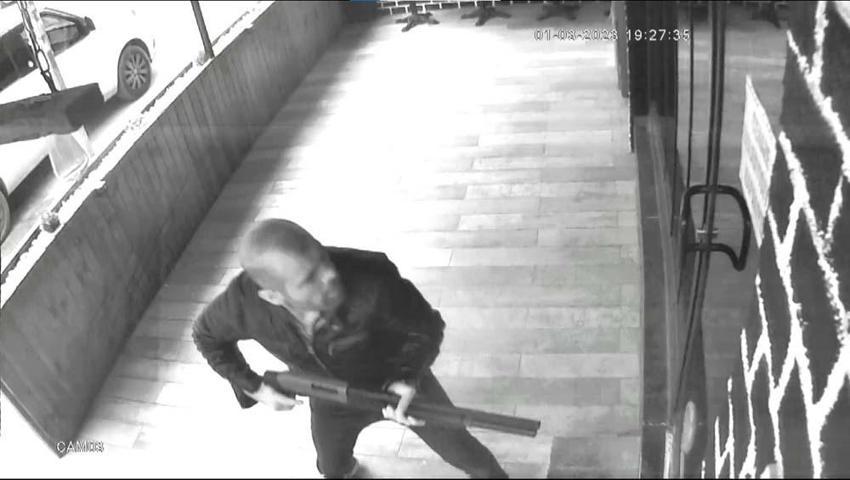 Restoran işleten Ermiş ailesini hedef alan pompalı tüfekli saldırı anları güvenlik kamerasına yansıdı