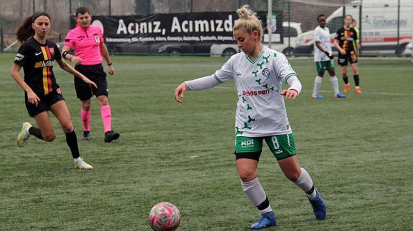 Enkazdan çıktı, yeşil sahalara koştu