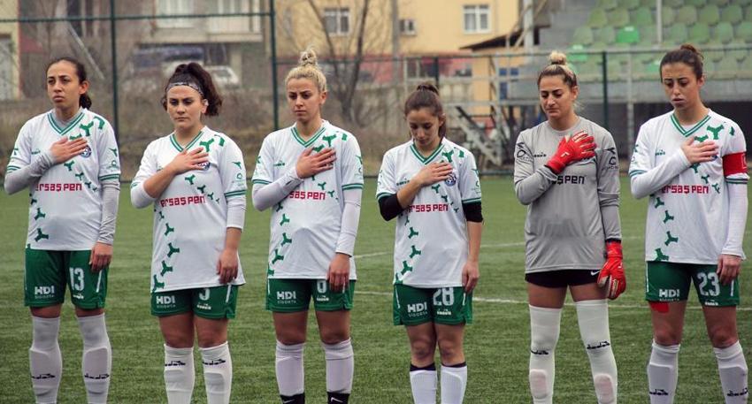 Enkazdan çıktı, yeşil sahalara koştu