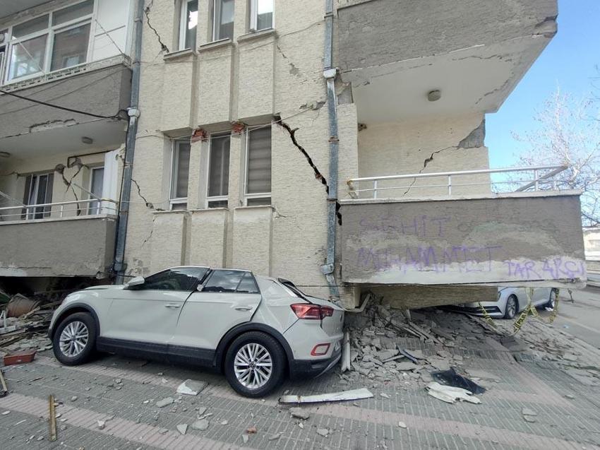 Depremde çöken binanın devrilmesini önleyen 5 otomobil 50 kişinin hayatını kurtardı!