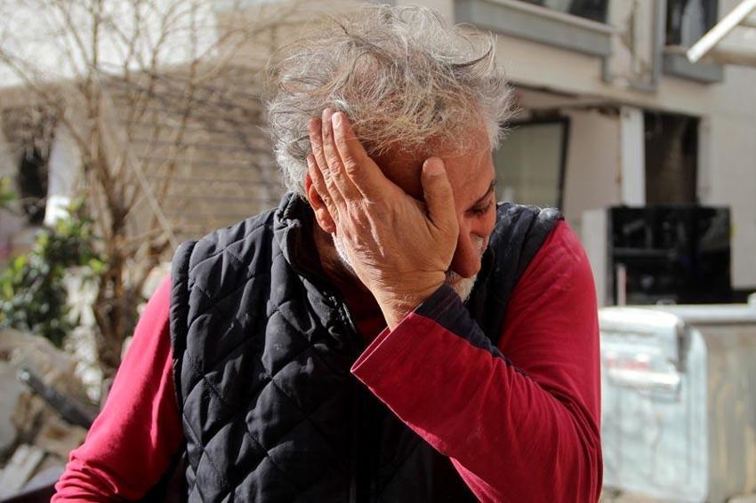 Depremde çöken binanın devrilmesini önleyen 5 otomobil 50 kişinin hayatını kurtardı!