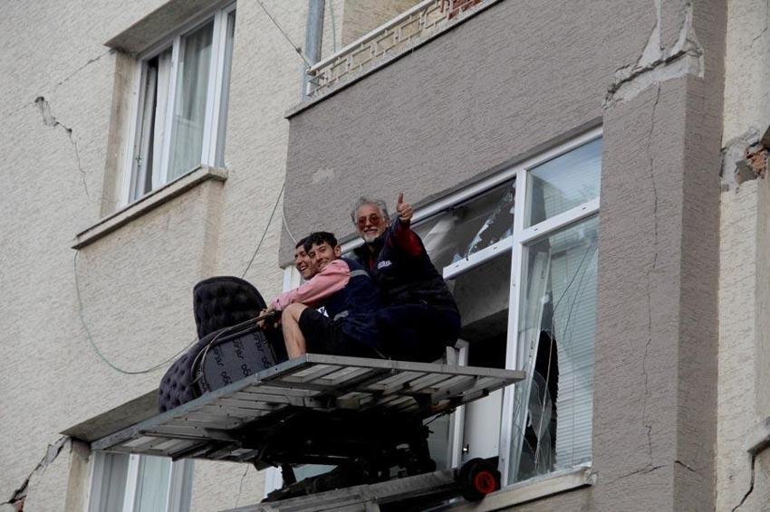 Depremde çöken binanın devrilmesini önleyen 5 otomobil 50 kişinin hayatını kurtardı!