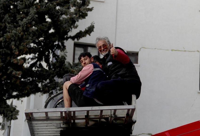 Depremde çöken binanın devrilmesini önleyen 5 otomobil 50 kişinin hayatını kurtardı!