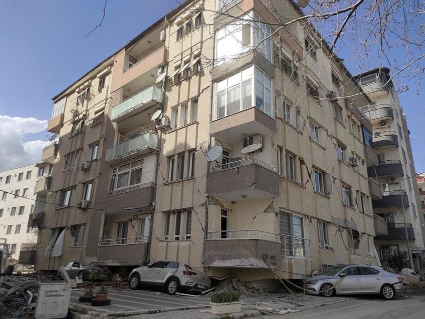 Depremde çöken binanın devrilmesini önleyen 5 otomobil 50 kişinin hayatını kurtardı!