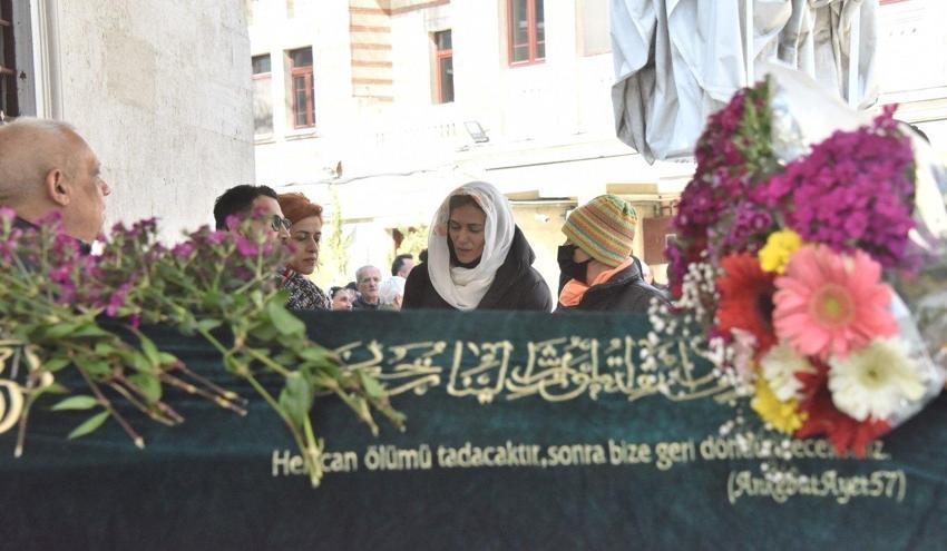 Özge Borak'ın en acı günü! Babaannesini toprağa verdi