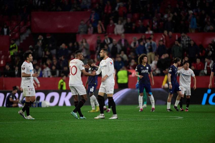 Sanchez Pizjuan'da atamayana atarlar kuralı! Sevilla: 2 Fenerbahçe: 0