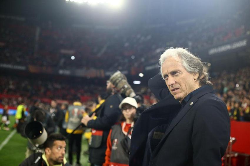 Jorge Jesus daha 2.dakikada sahaya daldı! 'Gözünün önünde görmüyor musun?'