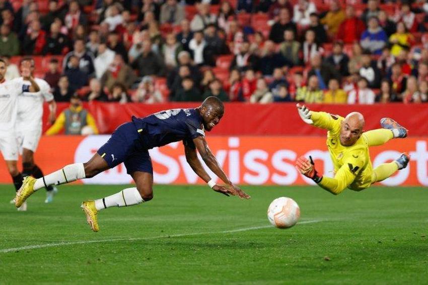 Burası Avrupa'nın ortası! Fenerbahçe taraftarlarına copla saldırı