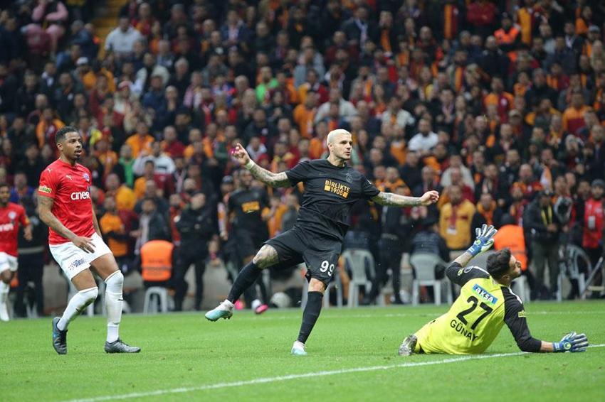 1-0'ın ardından Galatasaray'da kimsenin itiraz etmeyeceği ayrılık! Uçak biletini kestirdi