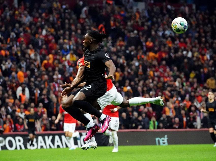 1-0'ın ardından Galatasaray'da kimsenin itiraz etmeyeceği ayrılık! Uçak biletini kestirdi
