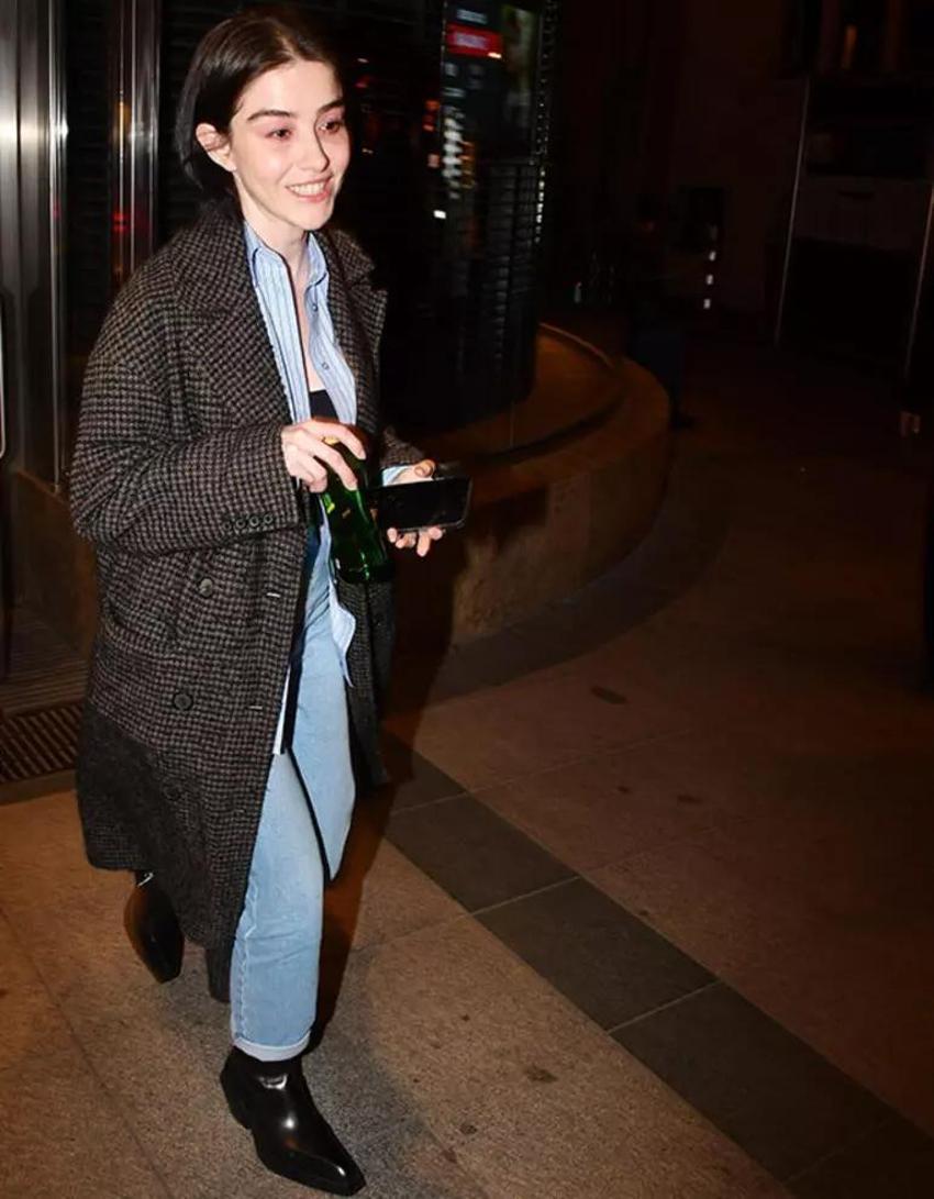 Özge Gürel arabaya koştu! 'Makyajsızım fotoğrafları siler misiniz?'