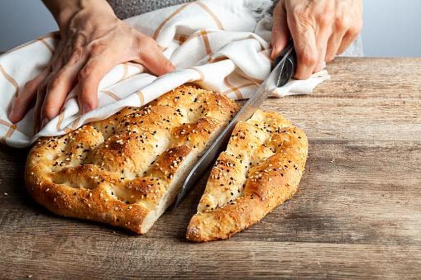Evde Ramazan pidesi nasıl yapılır? Ramazan pidesi tarifi, malzemeleri ve yapımı: Ramazan pidesinin üstüne ne sürülür, altına ne konur? Kolay Ramazan pidesi yapılışı!