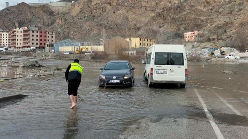 Yusufeli Baraj gölünün suları ilçe merkezine ulaştı
