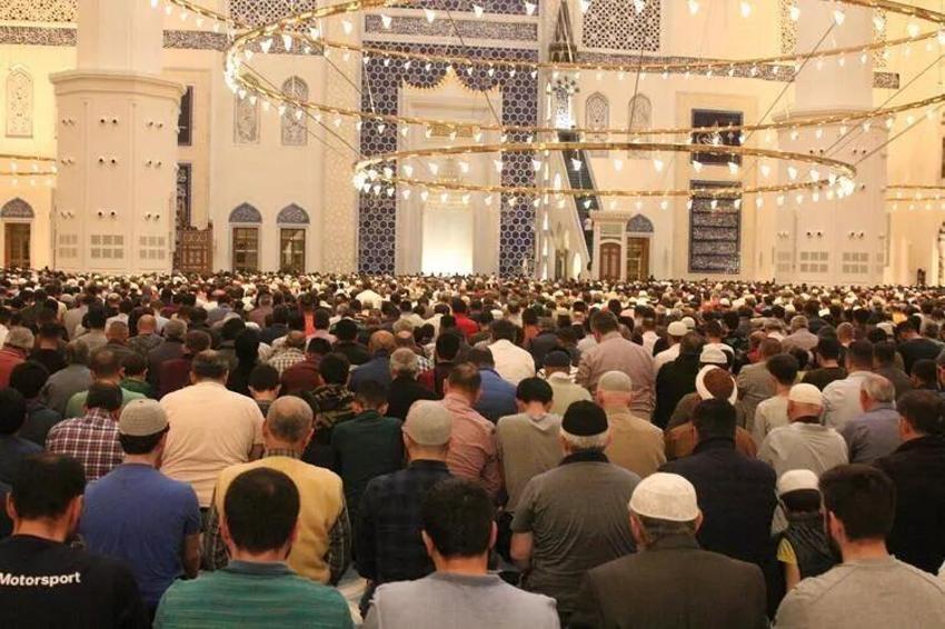 Teravih namazının vakti ne zamandır? Teravih namazı kaçta başlayıp kaçta bitiyor? 2023 ilk teravih...