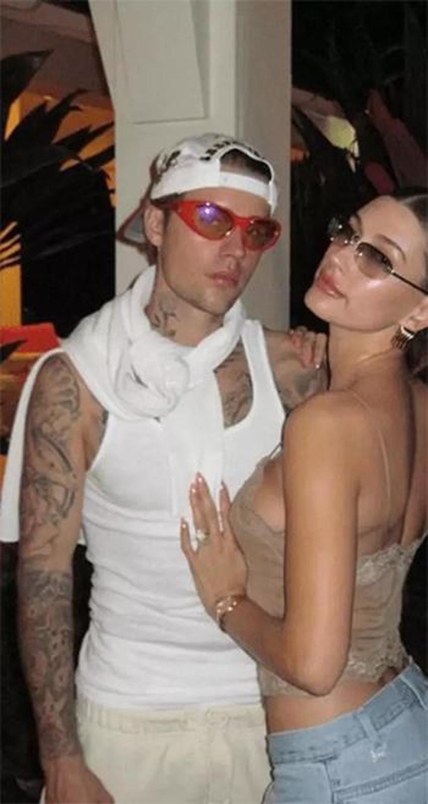 Hailey Bieber süper minisiyle poz verdi! 'Arkamdan konuşun pozu'