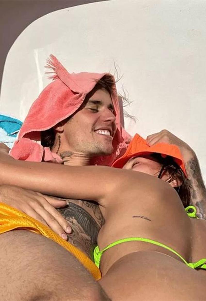 Hailey Bieber süper minisiyle poz verdi! 'Arkamdan konuşun pozu'