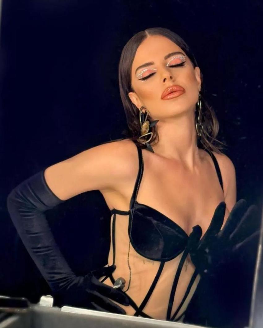 Şarkıcı Simge Sağın cesur tarzıyla yürek hoplattı