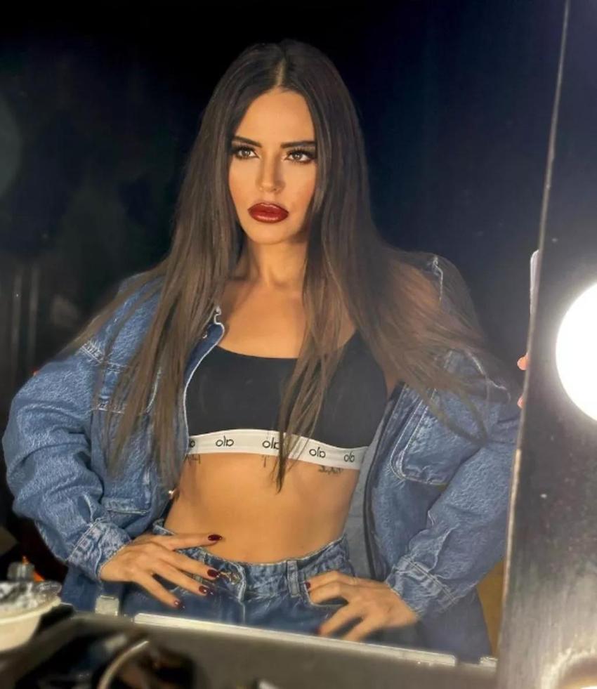 Şarkıcı Simge Sağın cesur tarzıyla yürek hoplattı