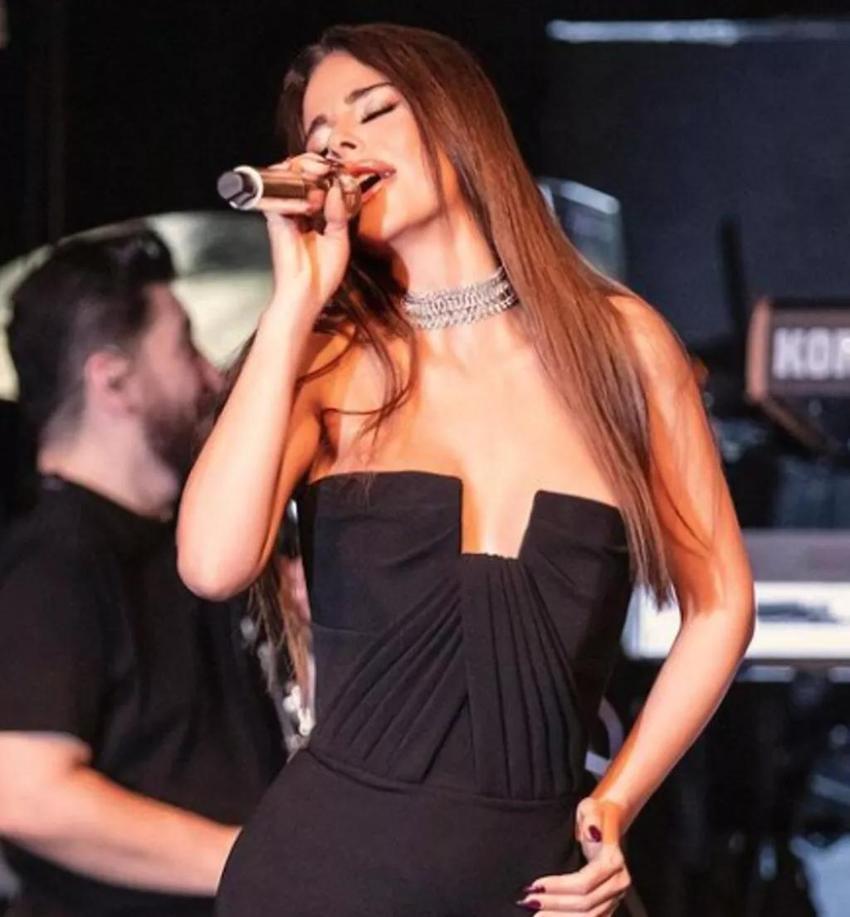 Şarkıcı Simge Sağın cesur tarzıyla yürek hoplattı