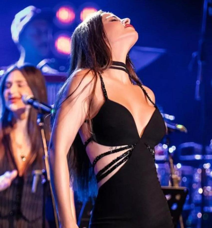 Şarkıcı Simge Sağın cesur tarzıyla yürek hoplattı