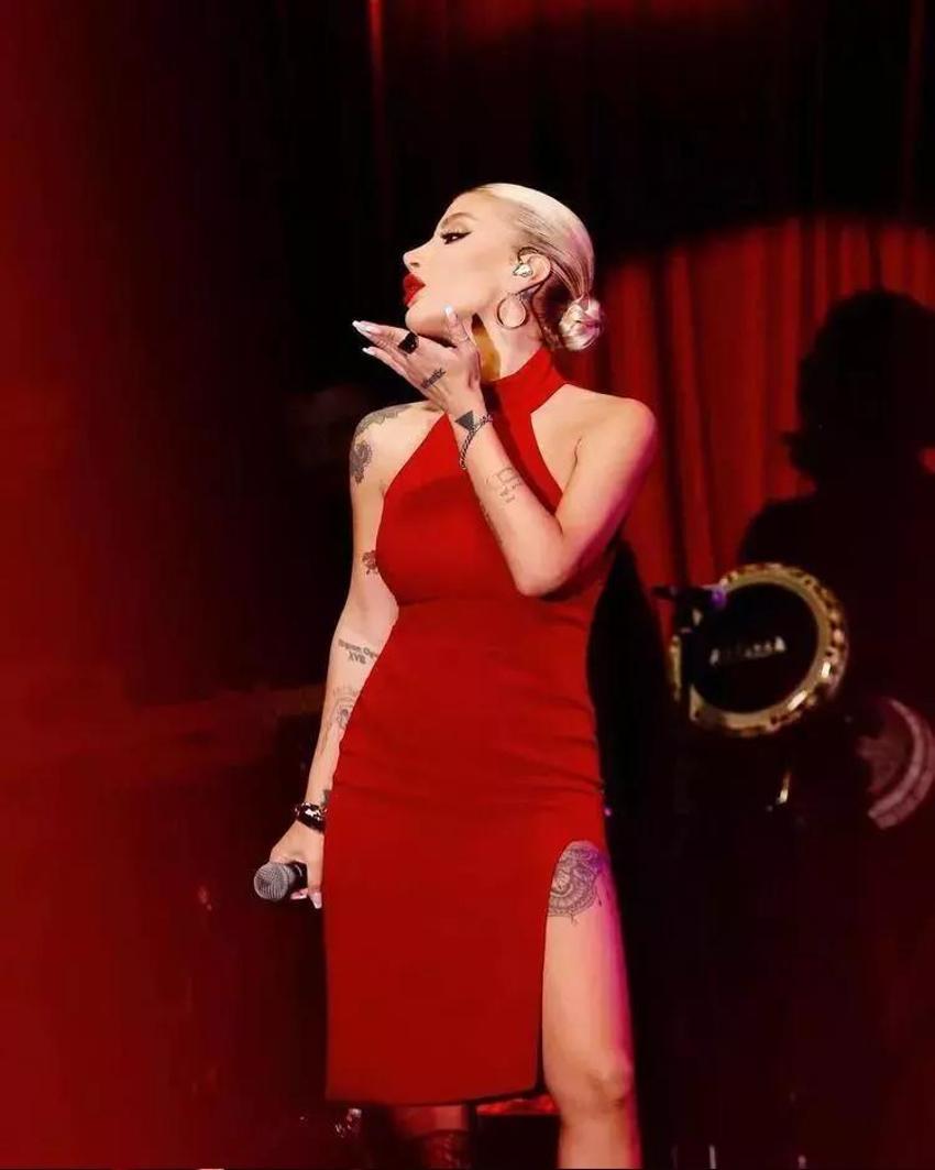 İrem Derici'den dekolteli pozlar! 'Aşk yaradı'