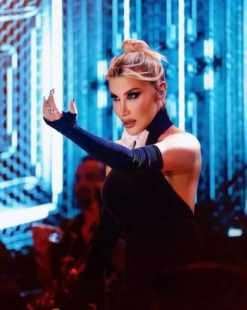 İrem Derici'den dekolteli pozlar! 'Aşk yaradı'