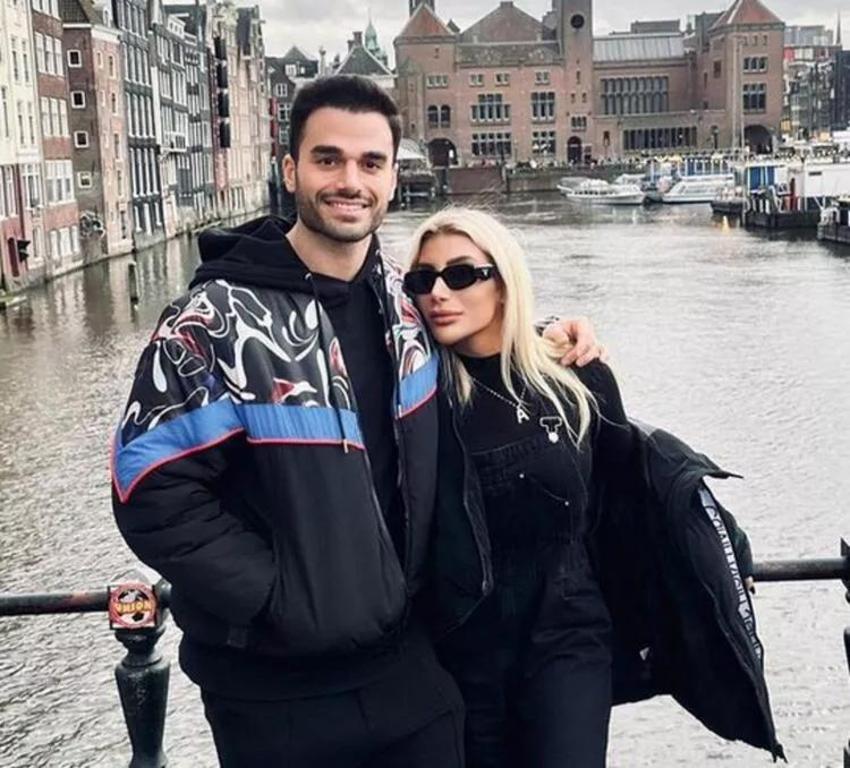 İrem Derici'den dekolteli pozlar! 'Aşk yaradı'