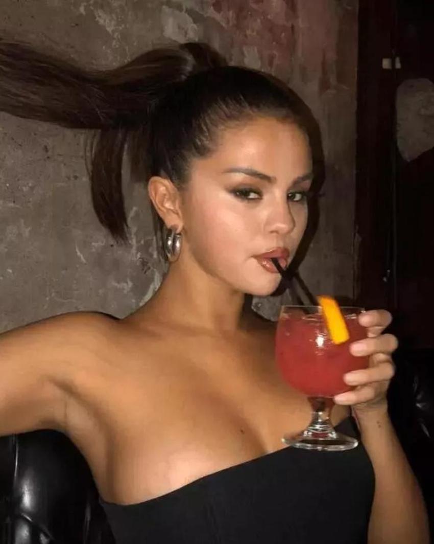 Selena Gomez makyajsız poz!