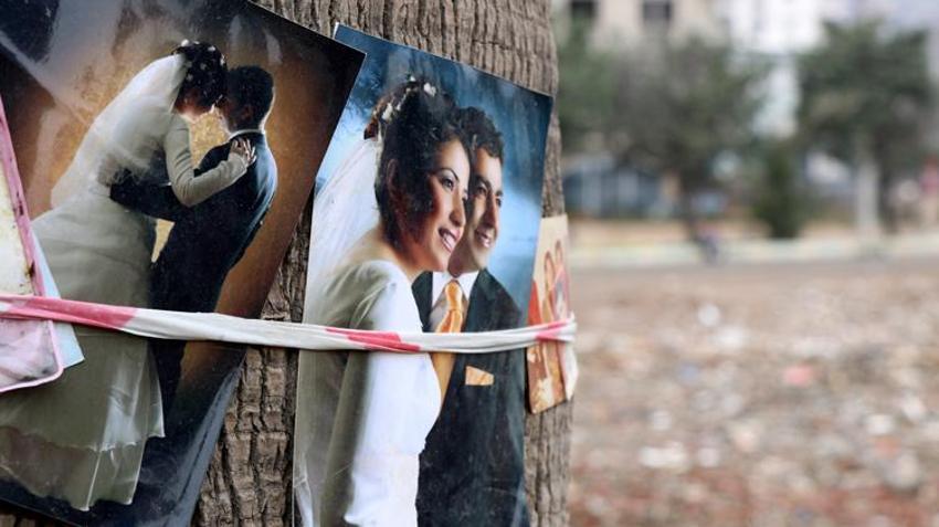 Deprem geride acı hatıralar bıraktı! Enkazdan çıkan fotoğraflar ağaçlara bağlanıyor