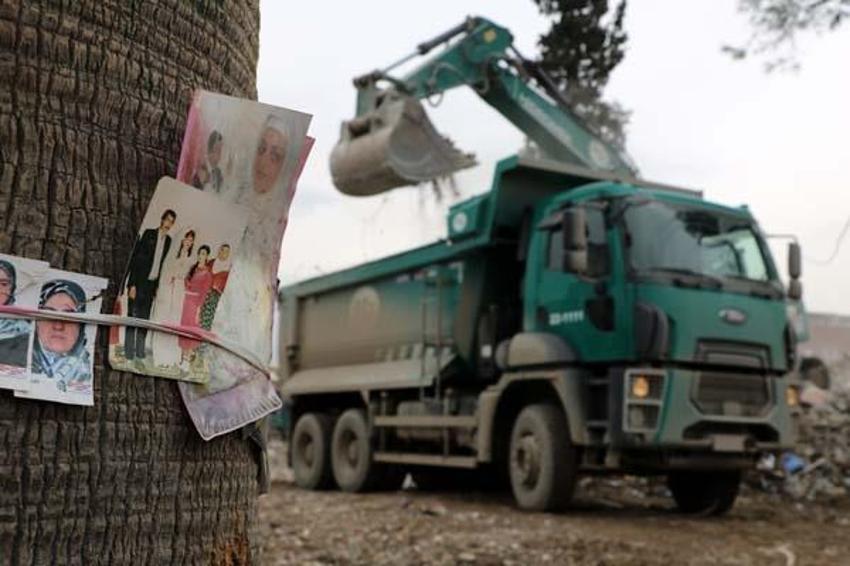 Deprem geride acı hatıralar bıraktı! Enkazdan çıkan fotoğraflar ağaçlara bağlanıyor