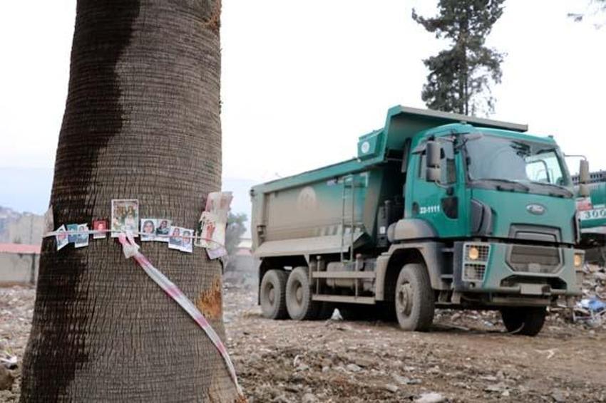 Deprem geride acı hatıralar bıraktı! Enkazdan çıkan fotoğraflar ağaçlara bağlanıyor