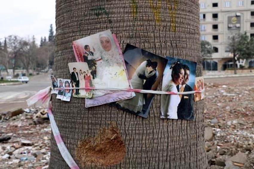 Deprem geride acı hatıralar bıraktı! Enkazdan çıkan fotoğraflar ağaçlara bağlanıyor