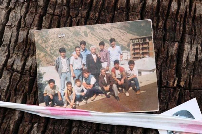 Deprem geride acı hatıralar bıraktı! Enkazdan çıkan fotoğraflar ağaçlara bağlanıyor