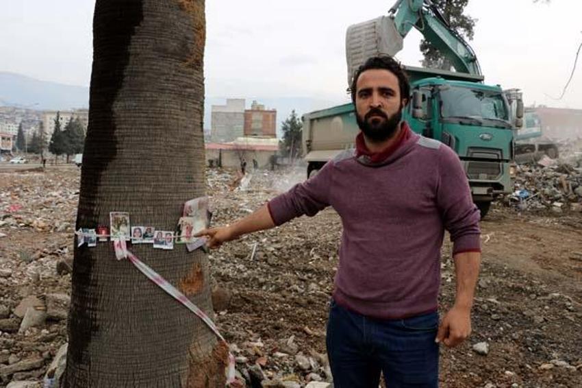 Deprem geride acı hatıralar bıraktı! Enkazdan çıkan fotoğraflar ağaçlara bağlanıyor