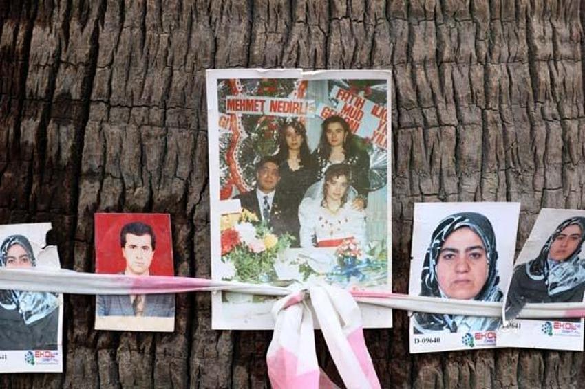 Deprem geride acı hatıralar bıraktı! Enkazdan çıkan fotoğraflar ağaçlara bağlanıyor
