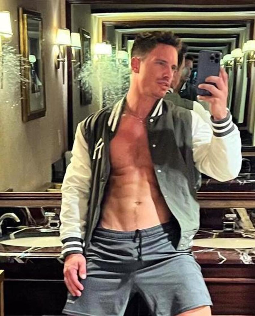 Genç model Jeff Thomas, evinin balkonundan düşerek hayatını kaybetti