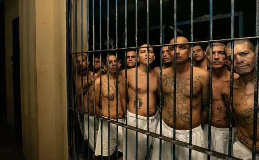 El Salvador'un mega hapishanesinde nefes almak dışında her şey yasak! Metal yataklarda yorgan, yastık hiçbir şey yok