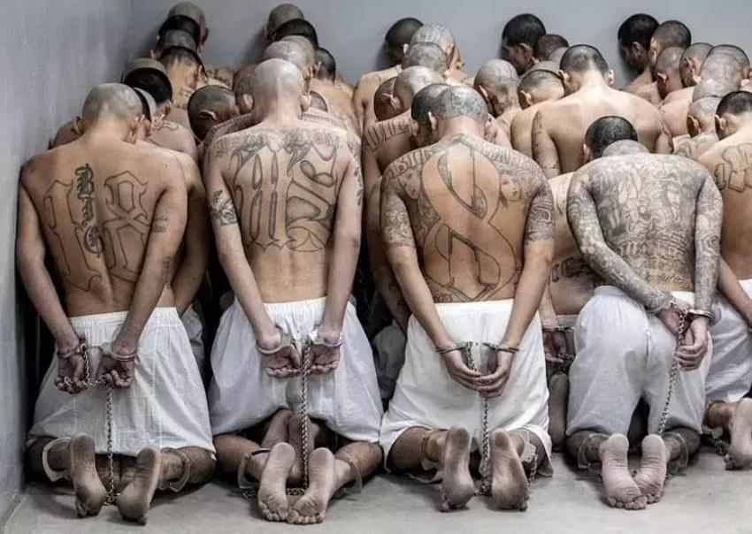 El Salvador'un mega hapishanesinde nefes almak dışında her şey yasak! Metal yataklarda yorgan, yastık hiçbir şey yok
