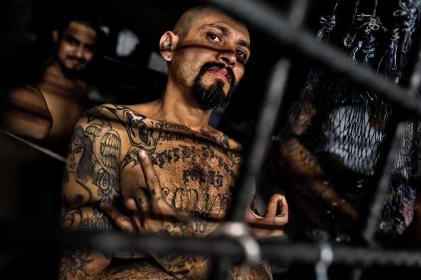 El Salvador'un mega hapishanesinde nefes almak dışında her şey yasak! Metal yataklarda yorgan, yastık hiçbir şey yok