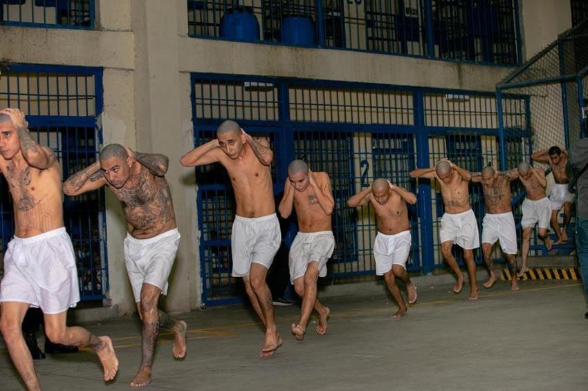 El Salvador'un mega hapishanesinde nefes almak dışında her şey yasak! Metal yataklarda yorgan, yastık hiçbir şey yok