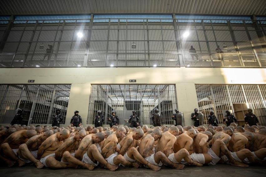 El Salvador'un mega hapishanesinde nefes almak dışında her şey yasak! Metal yataklarda yorgan, yastık hiçbir şey yok