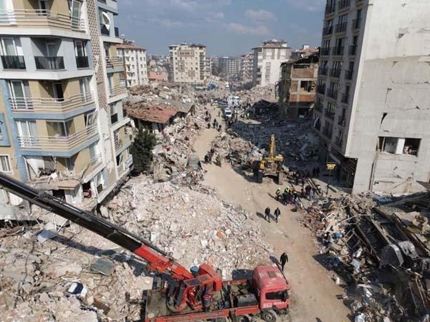 Deprem bölgesinde yıkılan binalarda dere kumu kullanılmış! 3 hata tespit edildi: 'Akılalmaz yanlışlar'