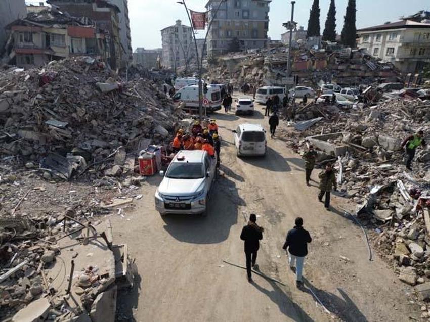 Deprem bölgesinde yıkılan binalarda dere kumu kullanılmış! 3 hata tespit edildi: 'Akılalmaz yanlışlar'