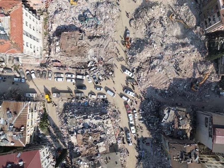 Deprem bölgesinde yıkılan binalarda dere kumu kullanılmış! 3 hata tespit edildi: 'Akılalmaz yanlışlar'