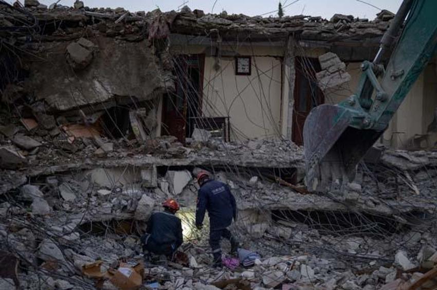 Deprem bölgesinde yıkılan binalarda dere kumu kullanılmış! 3 hata tespit edildi: 'Akılalmaz yanlışlar'